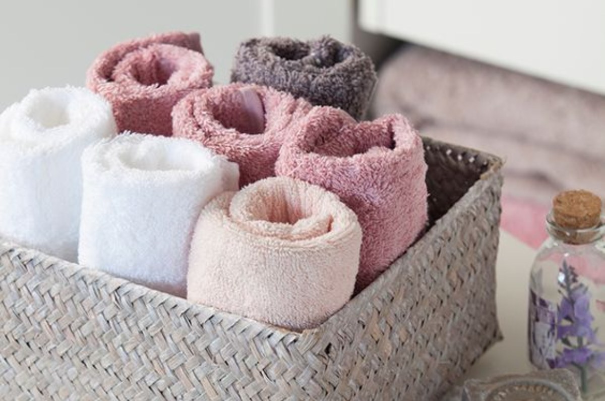 cómo colgar las toallas mojadas 