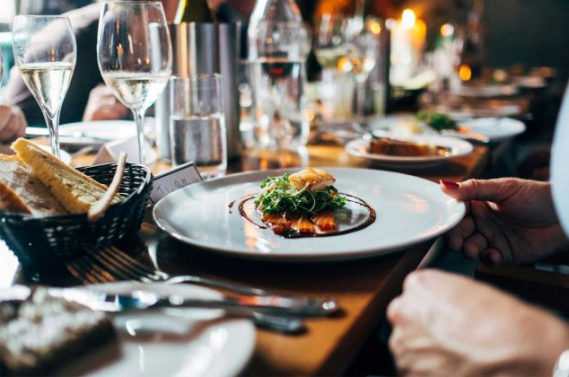 ¿Cuáles son los factores que determinan los precios del menú en un restaurante?