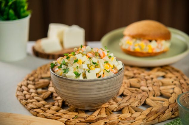 Ensalada rusa con queso panela, receta fresca, económica y deliciosa