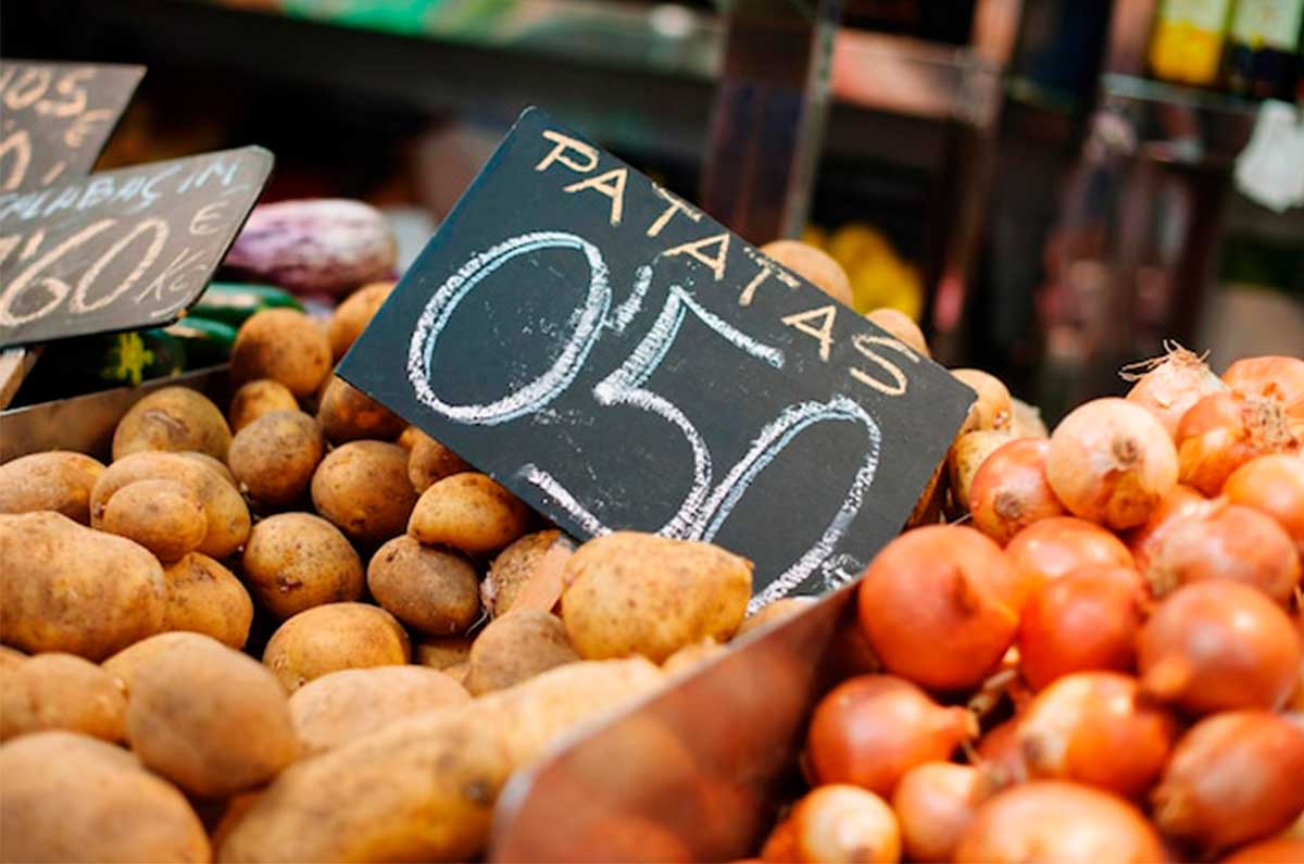 ¿Cuáles son los factores que determinan los precios del menú en un restaurante?