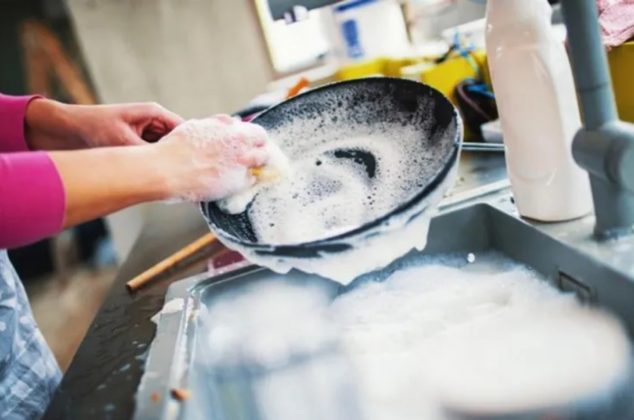 ¿Lavas los platos mientras cocinas? Esto revela algo inesperado sobre tu personalidad