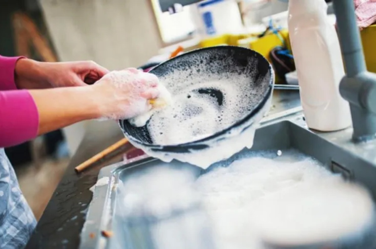 qué significa que una persona lave los platos