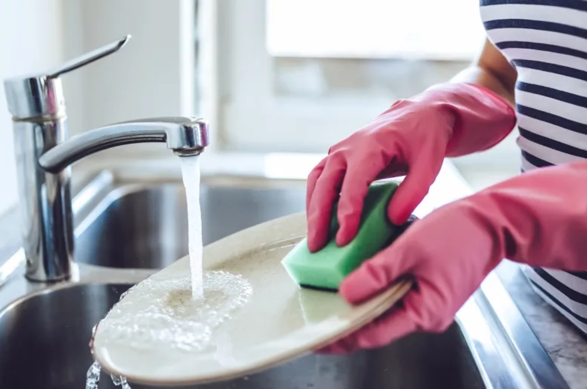 qué significa que una persona lave los platos