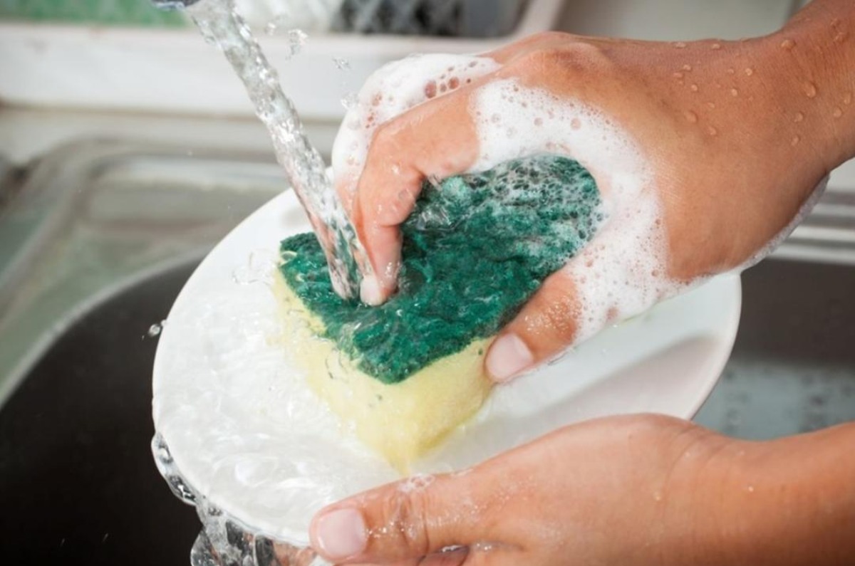 qué significa que una persona lave los platos