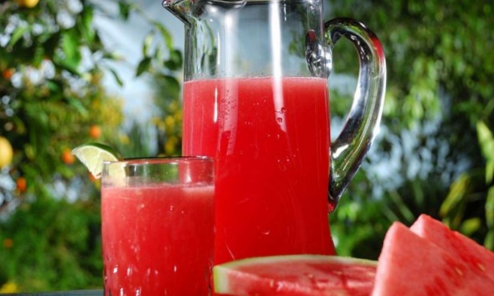 Receta de bebida refrescante de sandía, agua mineral y naranja