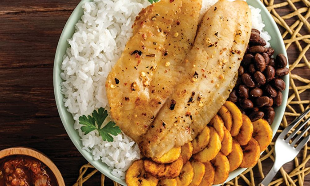 Receta de bowl de arroz al vapor con plátano macho y pescado tilapia