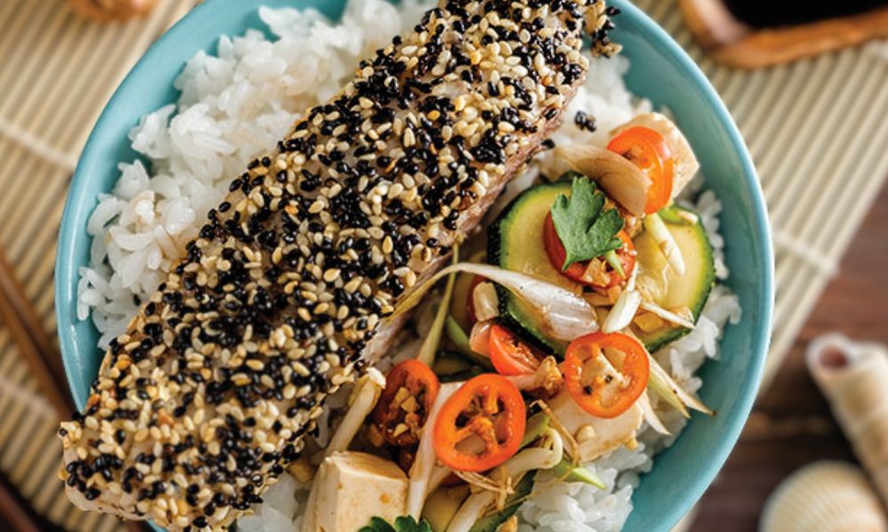 Receta de bowl de arroz al vapor con salteado oriental y pescado