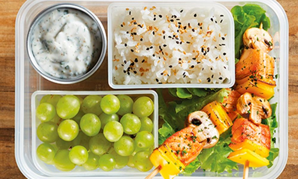 Receta de brochetas de salmón y champiñones con arroz al vapor