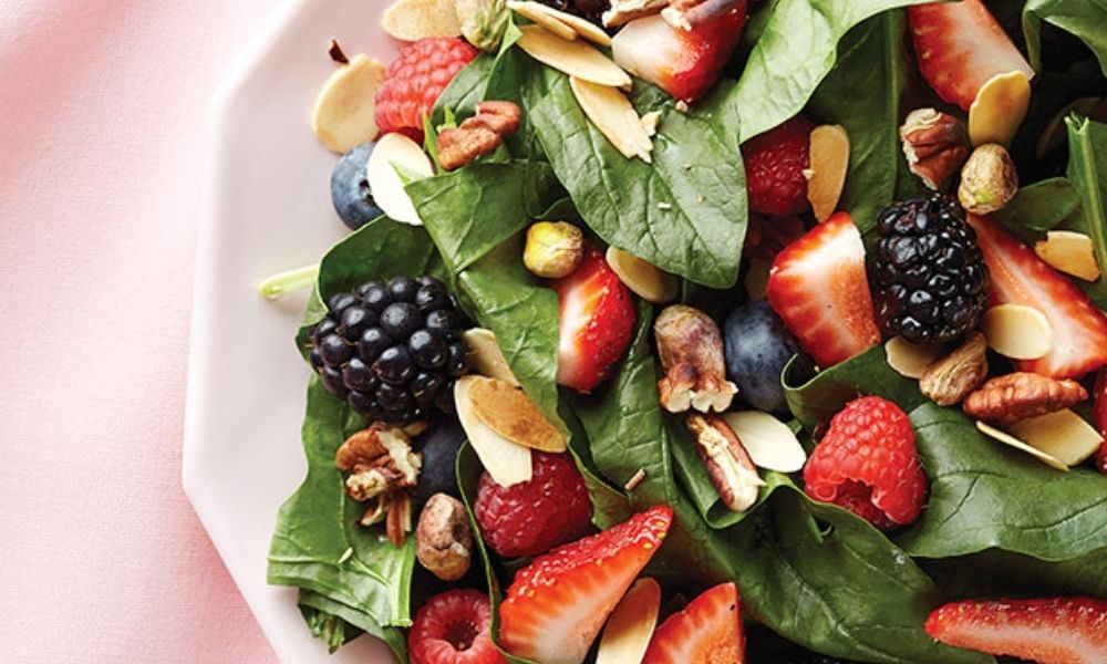 Receta de ensalada de espinacas, moras y frutos secos