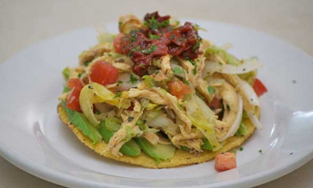 Receta de ensalada de pollo estilo salpicón con tostadas