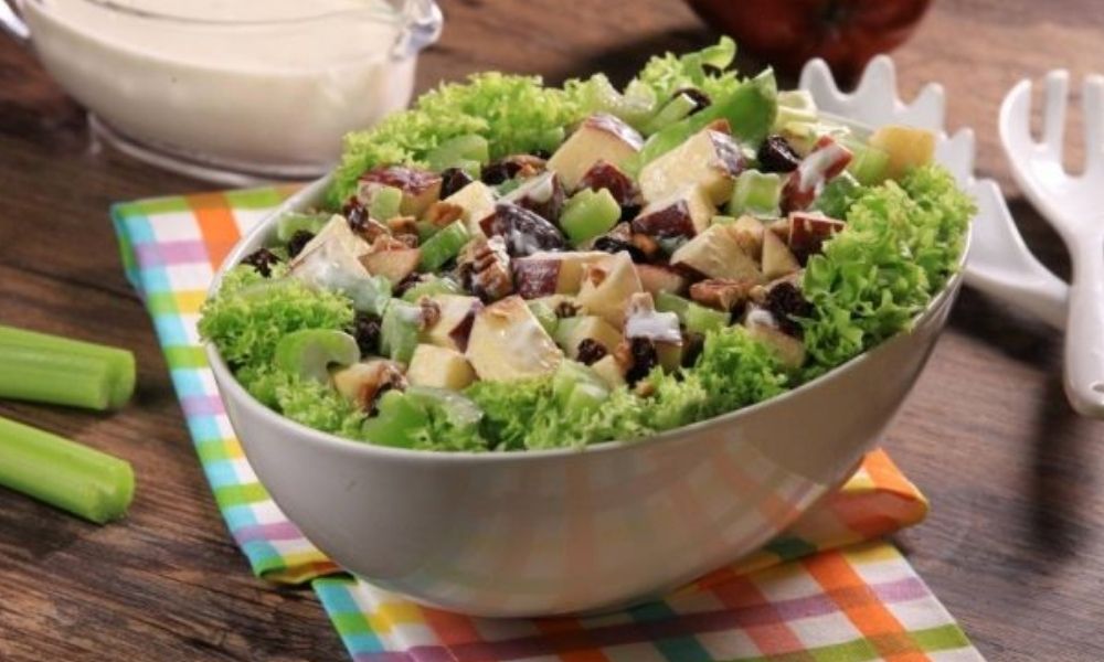 Receta de ensalada de pollo fría con yogur y manzana