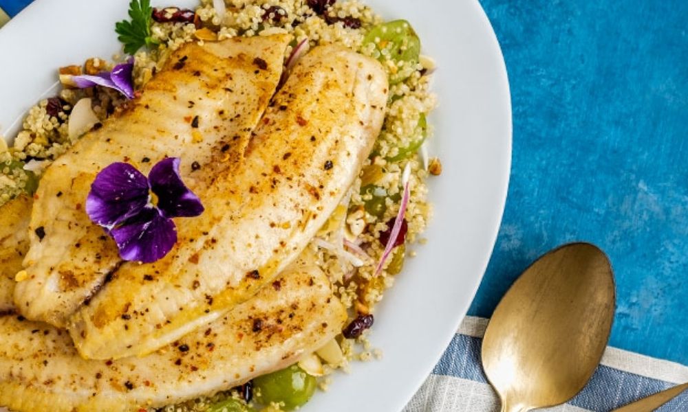 Receta de ensalada mix de lechugas, pescado tilapia, quinoa y frutos secos