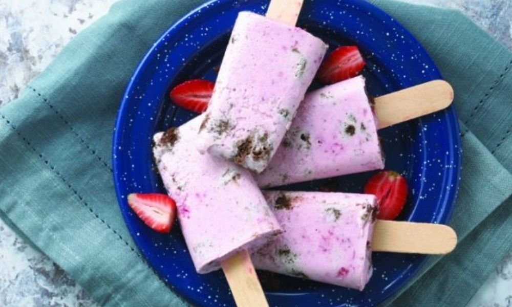 Receta de paletas heladas de fresa con brownie