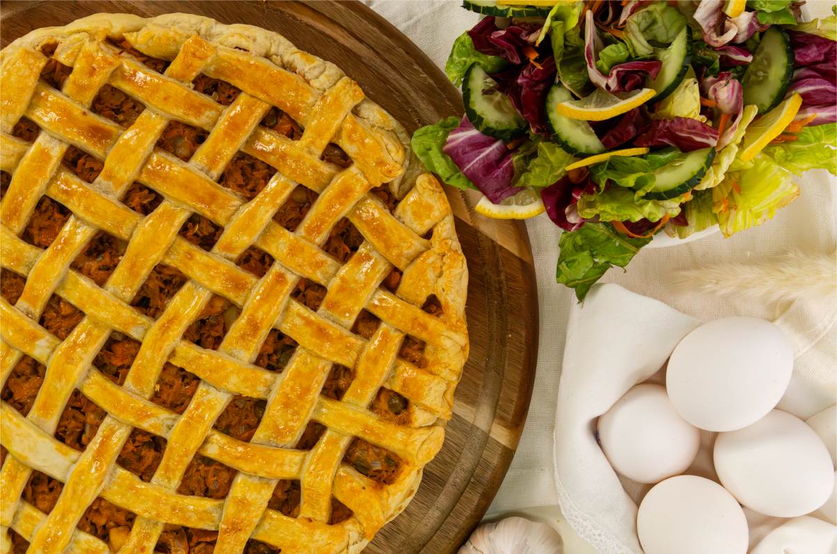 Pay de atún con verduras y hojaldre: receta casera fácil que rinde para toda la familia