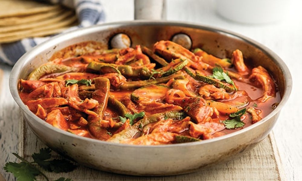 Receta de pollo en adobo de guajillo con nopales y calabacitas