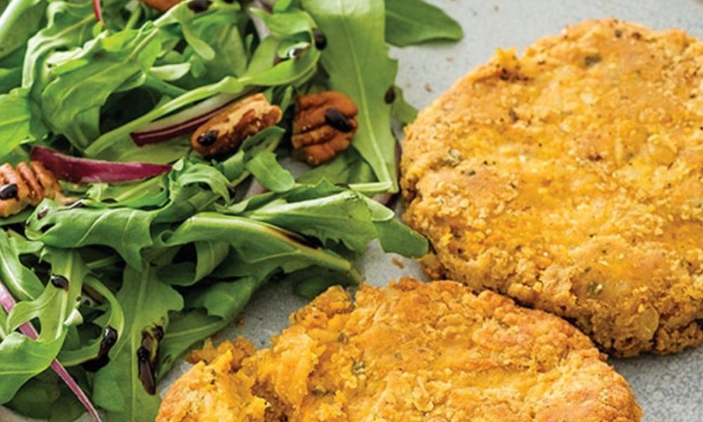 Receta de tortitas de garbanzo con zanahoria y ensalada verde