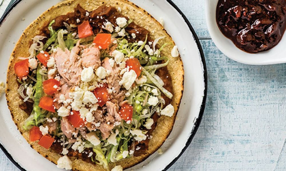 Receta de tostadas de atún con frijol y chipotle