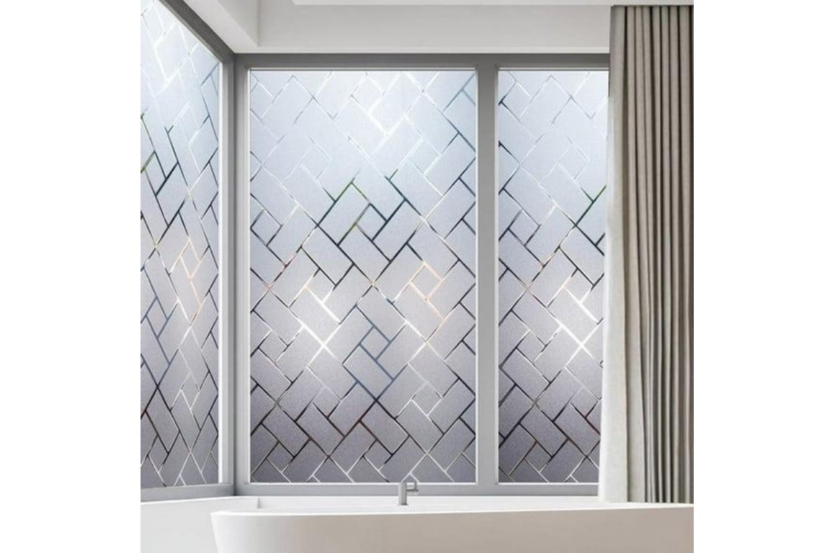 El vidrio esmerilado es perfecto para baños y cocinas por su privacidad permanente.