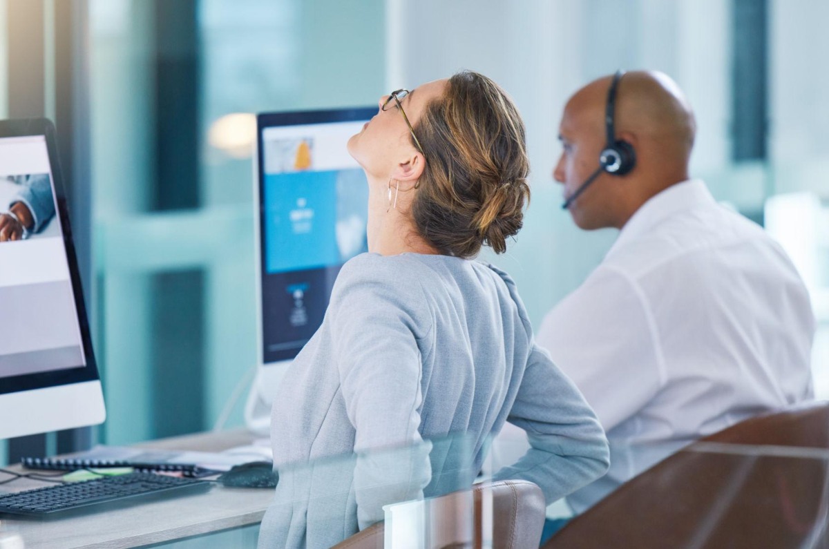 5) Empleados de call center: Jornadas largas sentados, alta carga emocional y poco movimiento. El estrés continuo se asocia con elevaciones en la glucosa. Qué ayuda: estiramientos cada hora y evitar bebidas azucaradas para “mantenerte despierto”. Foto: Archivo