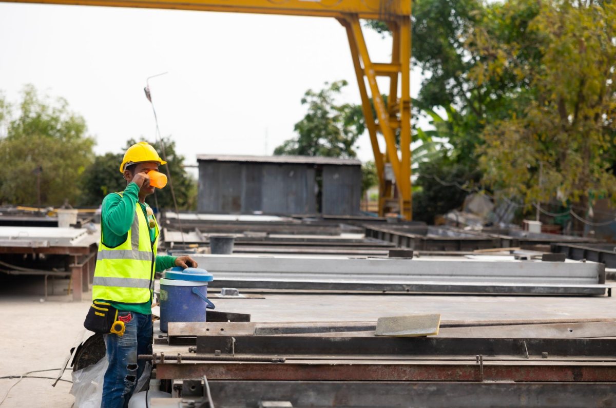 6) Personal de construcción: Aunque hay actividad física, el desgaste extremo y la falta de descanso afectan la regulación metabólica. Qué ayuda: hidratación constante, sueño suficiente y comidas completas, no solo antojitos rápidos. Foto: Archivo