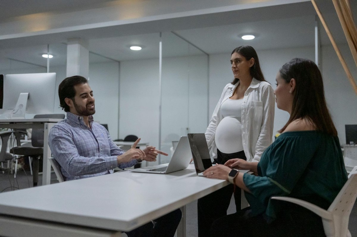 1) Trabajos de oficina sedentarios: Pasar 8, 9 o hasta 10 horas sentado frente a una computadora reduce la sensibilidad a la insulina. Cuando el cuerpo permanece sin moverse por periodos prolongados, el metabolismo se vuelve más lento y la glucosa se acumula con mayor facilidad en sangre. Qué ayuda: levantarte 3 minutos cada hora, caminar mientras haces llamadas y usar escaleras. Foto: Especial 