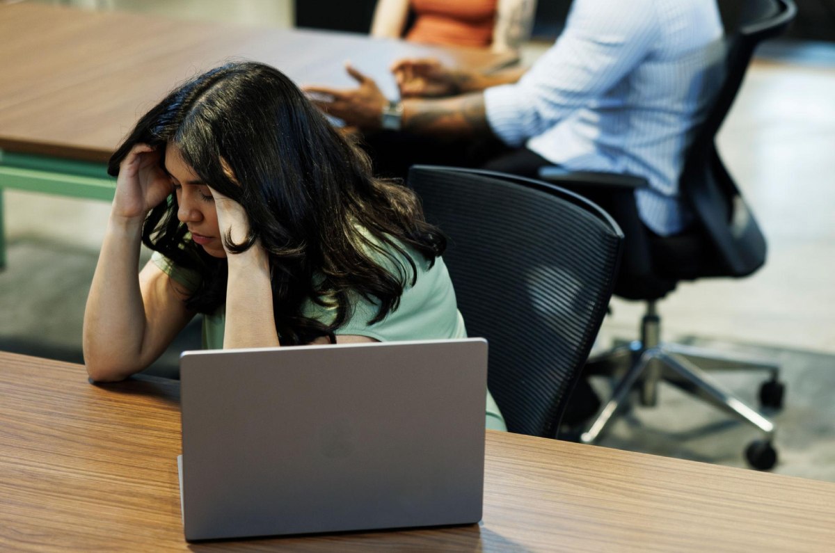 9) Trabajos con alta presión emocional: Cuando el estrés es parte diaria del trabajo, el cortisol se mantiene elevado y eso impacta directamente el azúcar en sangre. Qué ayuda: técnicas de respiración, pausas mentales y desconexión real al terminar la jornada. Foto: Archivo