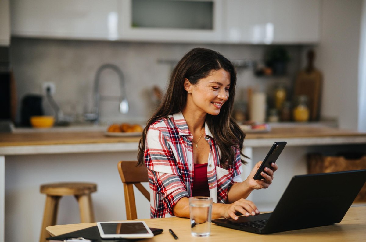 8) Freelancers y trabajadores remotos: Trabajar en casa desordena horarios de sueño y alimentación. Picar comida todo el día genera picos glucémicos constantes. Qué ayuda: horarios fijos, escritorio formal y tiempos definidos para comer. Foto: Archivo