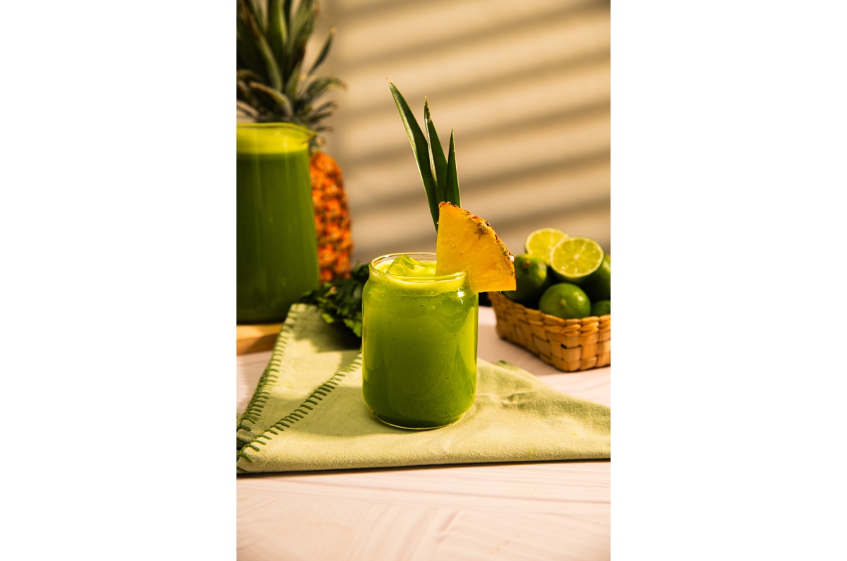 ¡La combinación más fresca que vas a probar esta temporada! Esta agua de perejil con piña y limón es ligera, deliciosa y perfecta para quitarte el calor.