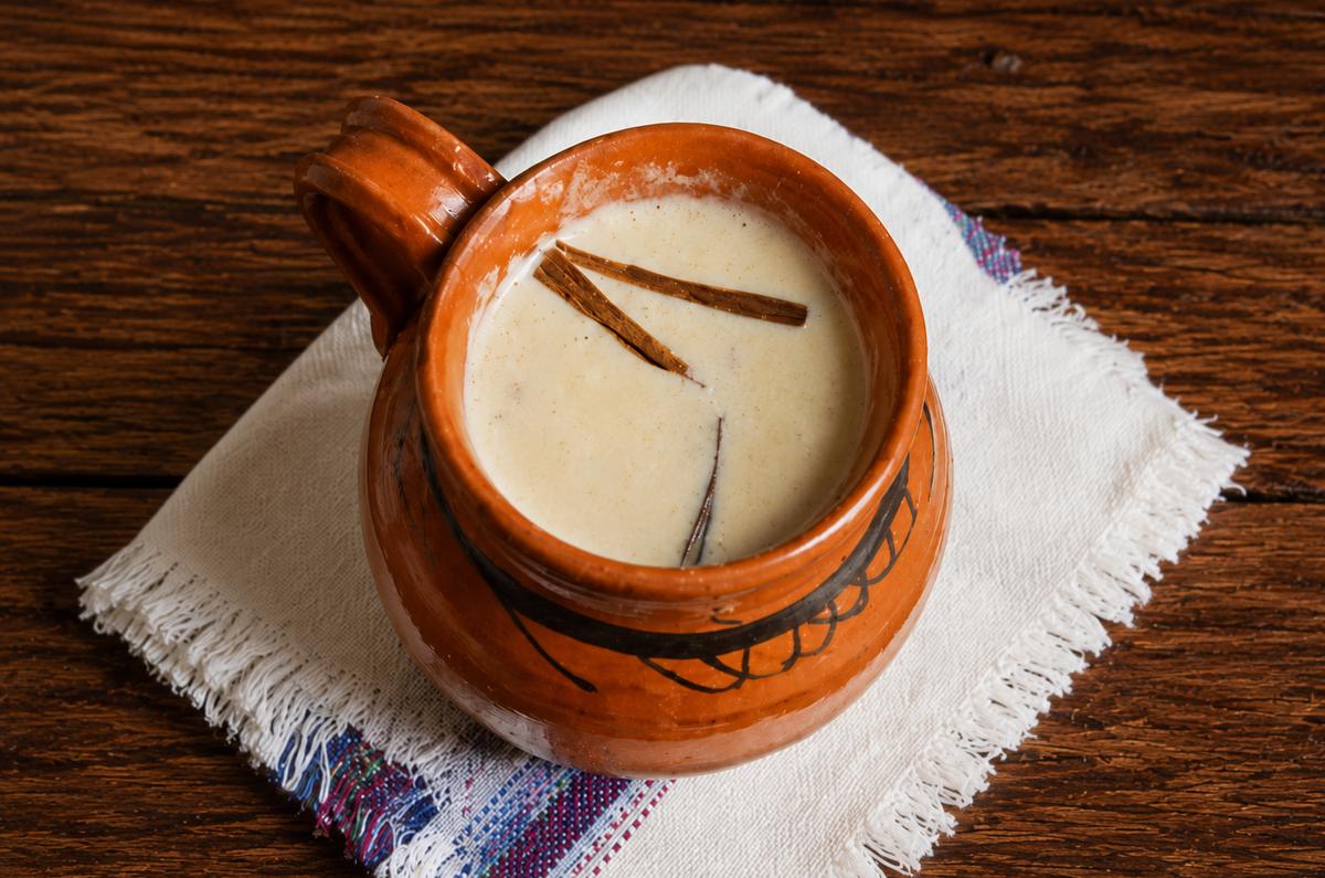 La receta más rica de atole de piloncillo y canela que puedes hacer en casa