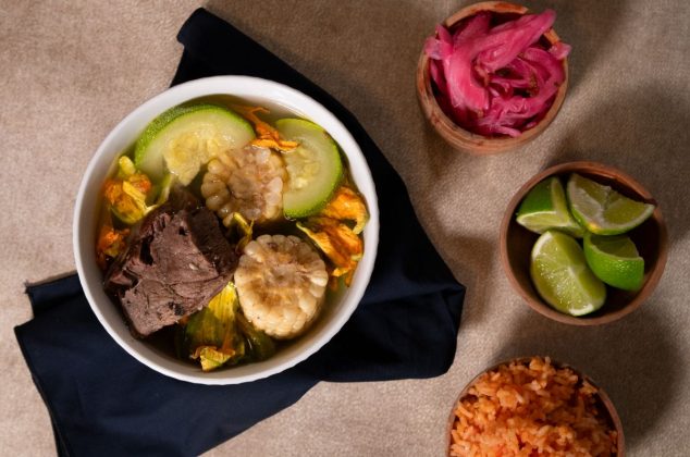 Caldo de res a la milpa: la receta mexicana con calabaza y elote que reconforta en cada cucharada
