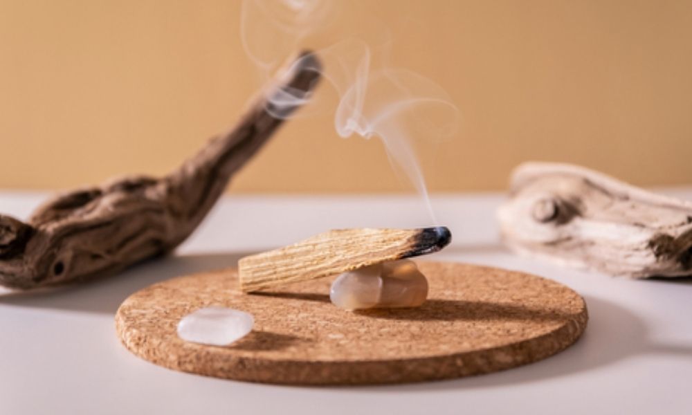 Cómo atraer abundancia con palo santo