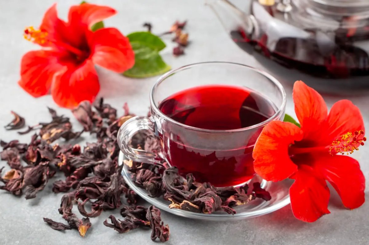 Aprende los errores y aciertos al hervir flor de jamaica para lograr un agua fresca con mejor color, sabor y sin amargor.