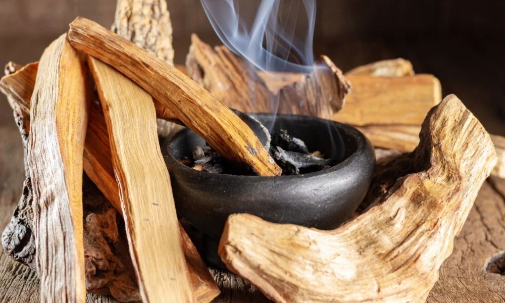 Cómo quemar palo santo en casa