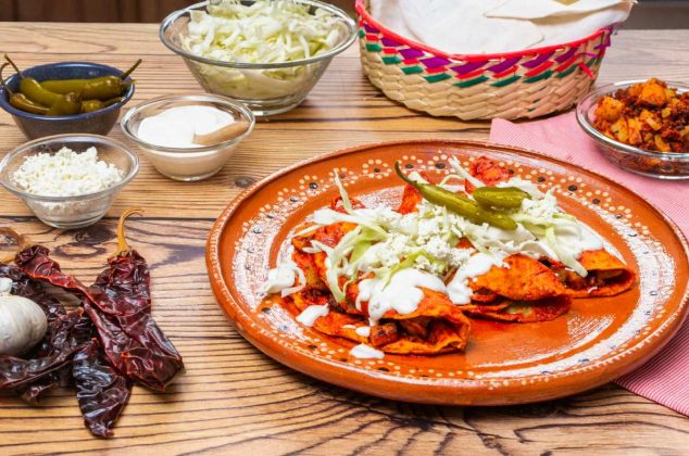 Receta de Enchiladas de papa con chorizo en salsa de guajillo