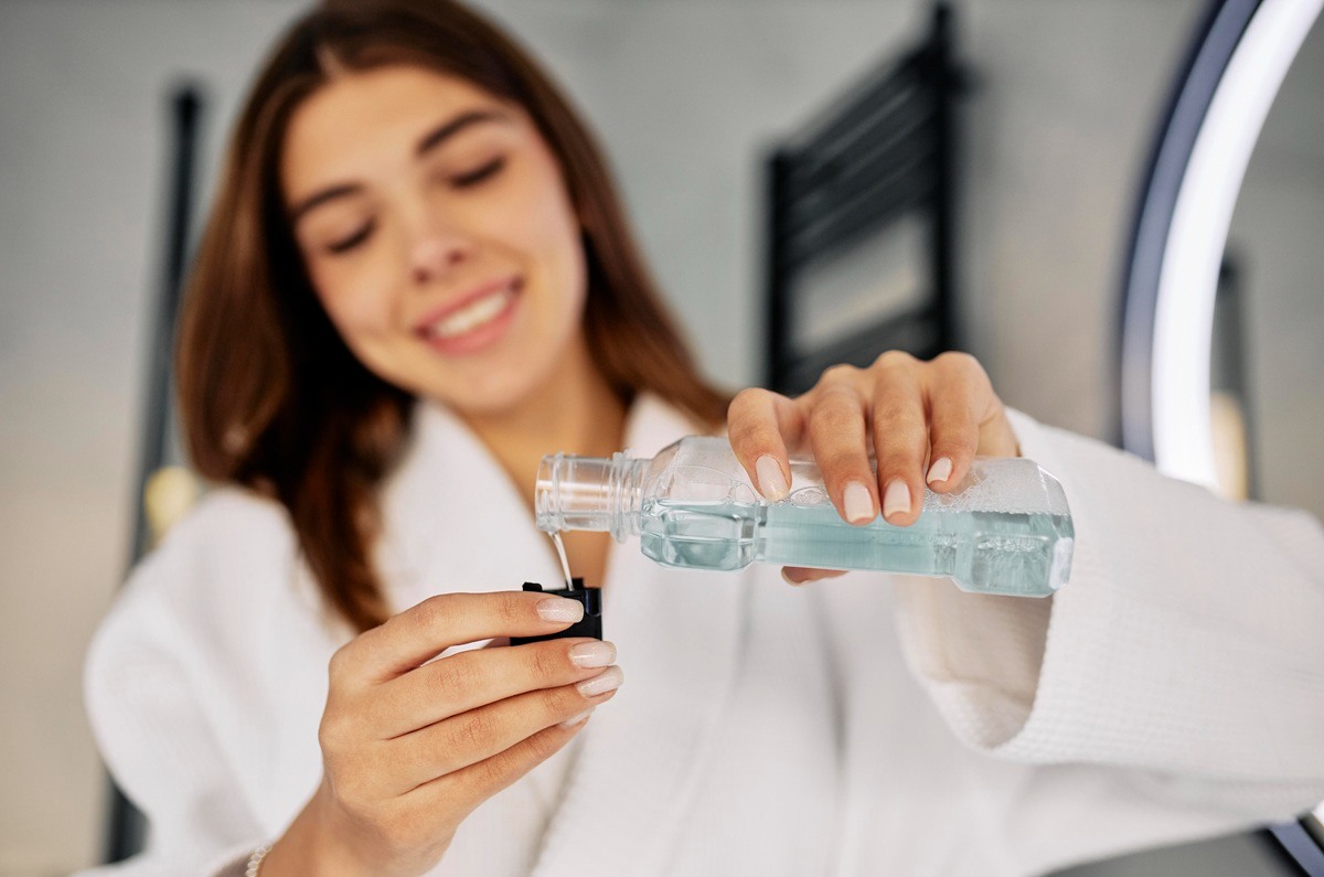 Enjuagues que sí funcionan para dientes blancos