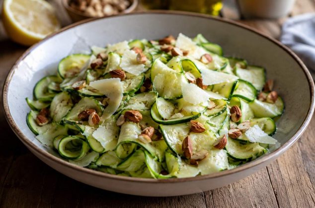 Ensalada de calabacitas en láminas con aderezo de limón, receta fácil