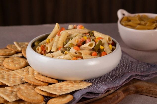 Ensalada fría de pasta con verduras