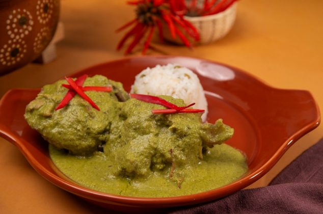 Mole Verde con Colorines, receta tradicional mexicana con una flor comestible llena de sabor