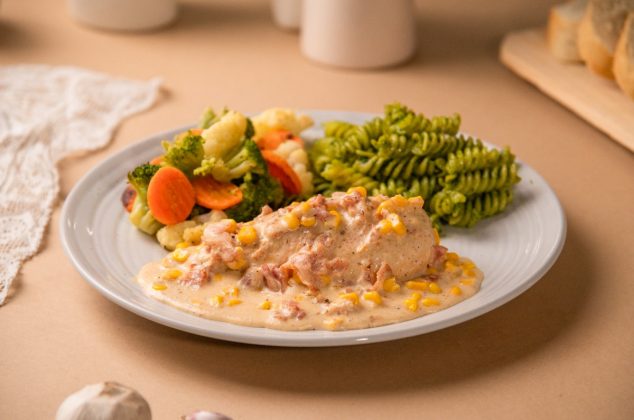 Pollo en crema de tocino