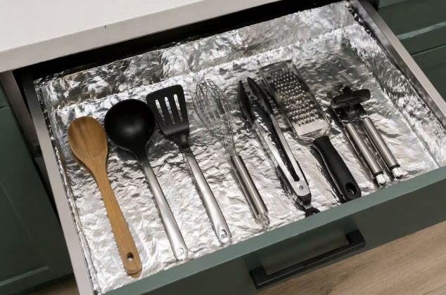 Nadie lo imaginaba: por qué poner papel de aluminio en los cajones de la cocina cambia tu limpieza diaria