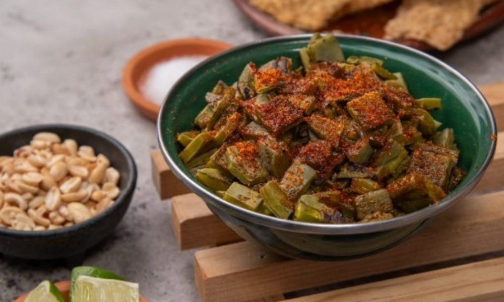 Receta de botana mexicana de nopales cantineros con chicharrón
