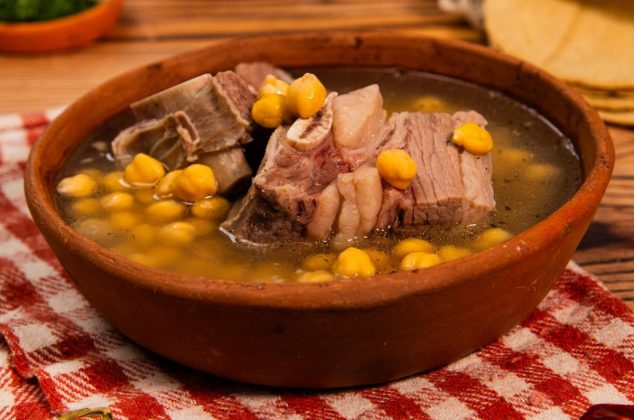 Caldo de costilla con garbanzos: la receta reconfortante ideal para días de lluvia y frío