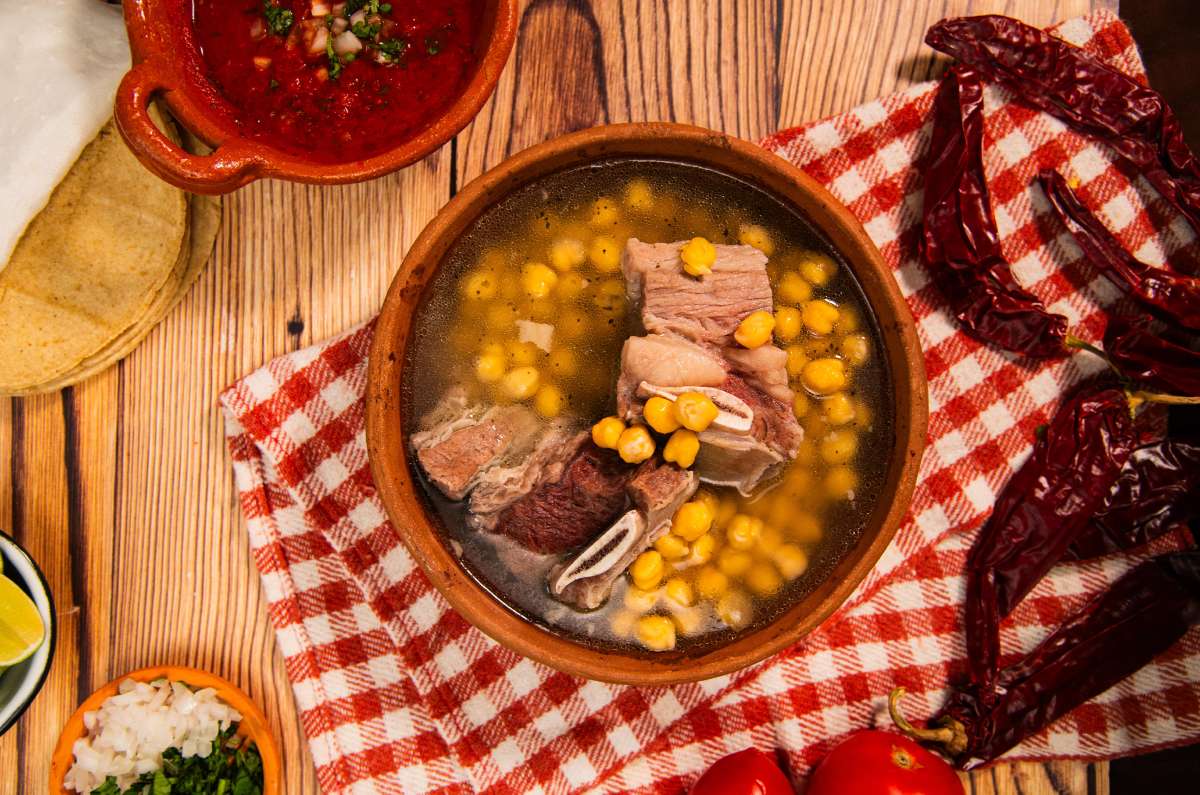 Prepara un caldo de costilla con garbanzos, hierbas frescas y salsa de guajillo. Ideal para días fríos y lluviosos. Receta fácil y rendidora.