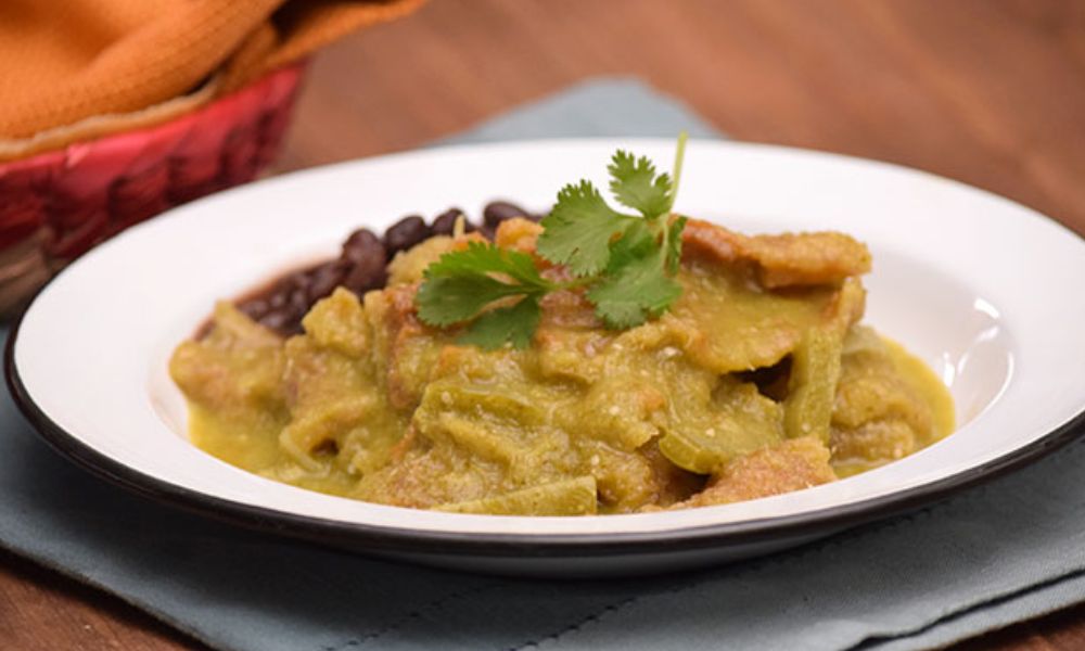 Receta de chicharrón en salsa verde con frijoles