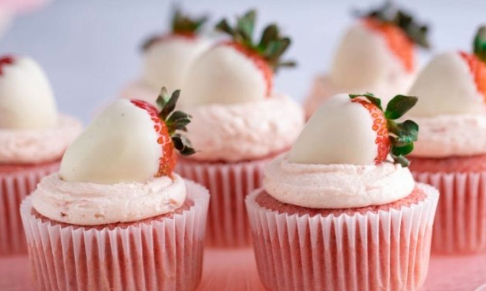 Receta de cupcakes con fresas cubiertas de chocolate blanco