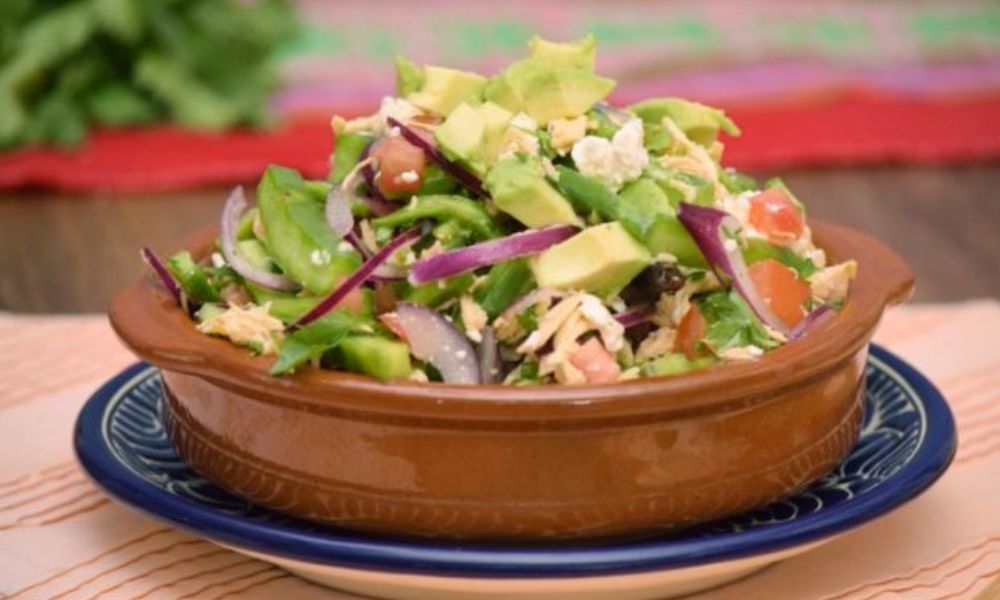 Receta de ensalada de nopal y pollo desmenuzado