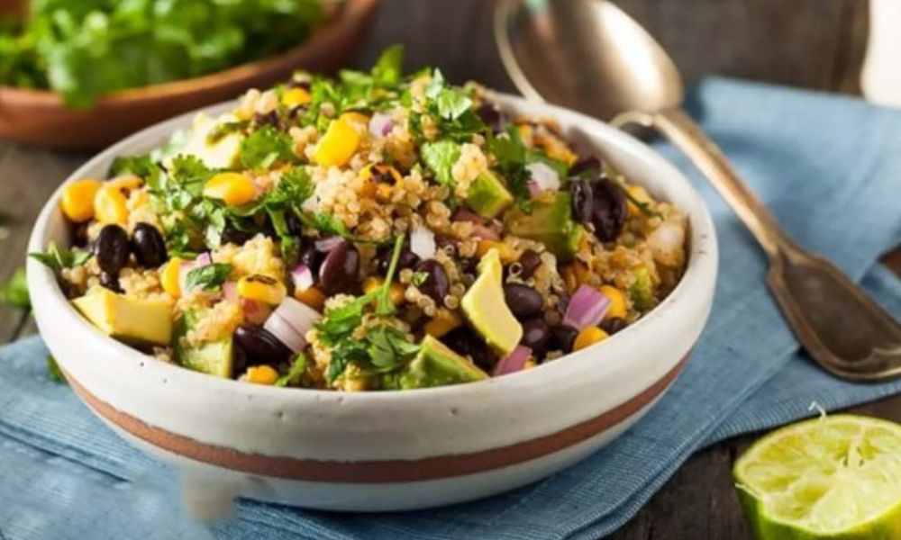 Receta de ensalada de quinoa, frijoles y aguacate