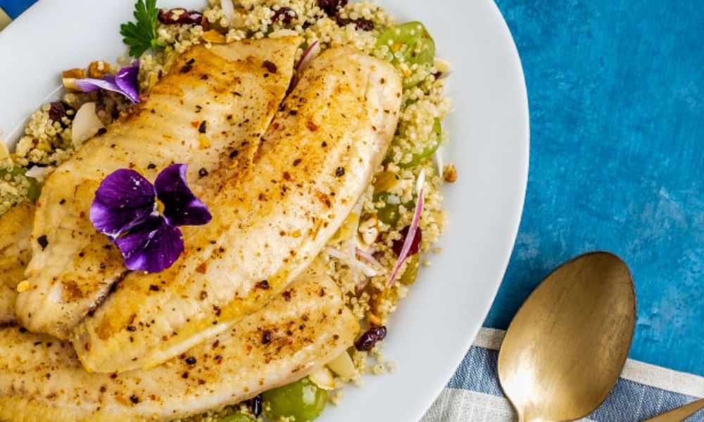 Receta de ensalada mix de lechugas, pescado tilapia, quinoa y frutos secos
