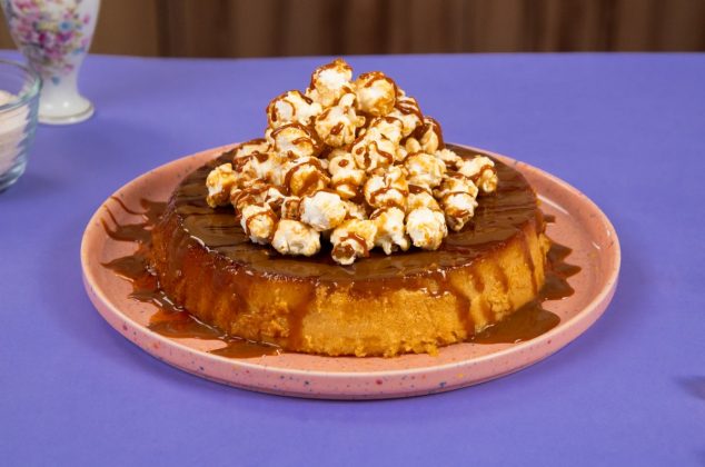 El flan más extraño (y adictivo) se hace con palomitas de caramelo
