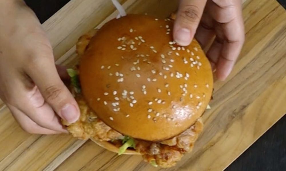 Receta de hamburguesa de pollo frito crujiente estilo KFC